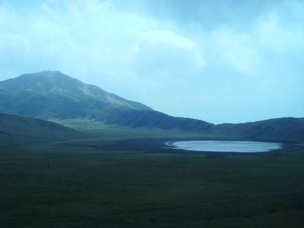 草千里ヶ浜と阿蘇の火山風景