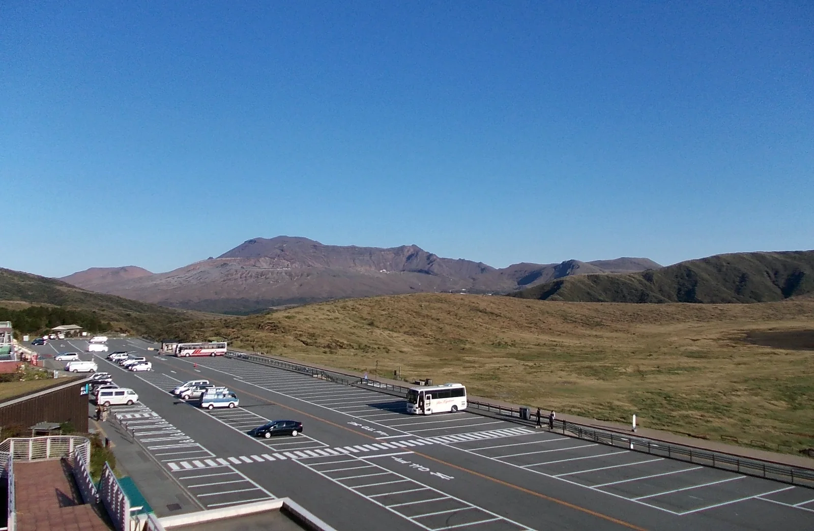 阿蘇火山博物館展望デッキからの中岳眺望と駐車場
